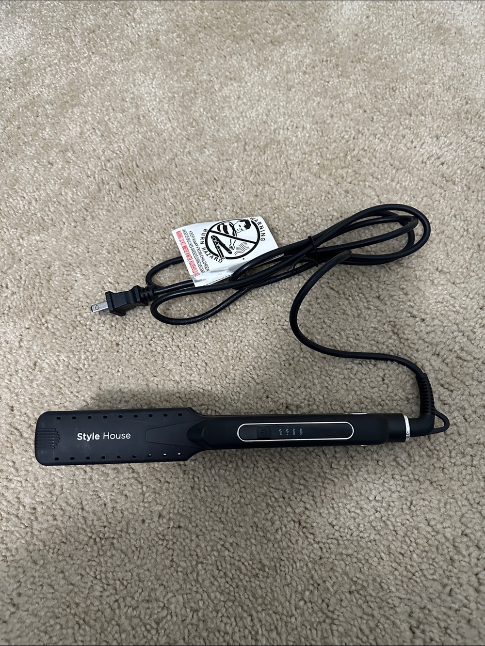 Style House Black Hair‎ Straightener Flat Iron 1.25” up to 450 Degrees EUC